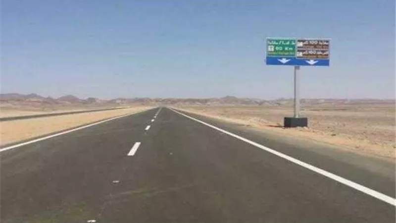 اعادة فتح طريقى القصير والوادي الجديد أمام حركة المرور