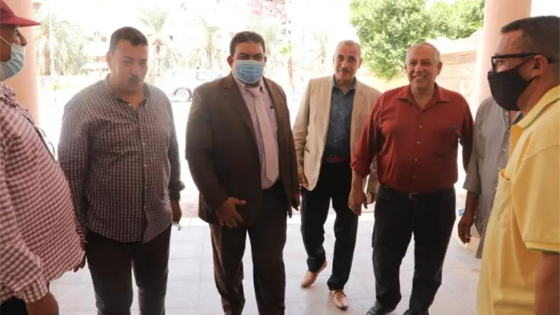 مدير تعليم الوادى الجديد يتفقد استعدادات قسم الطاقة الشمسية بالخارجة العسكرية