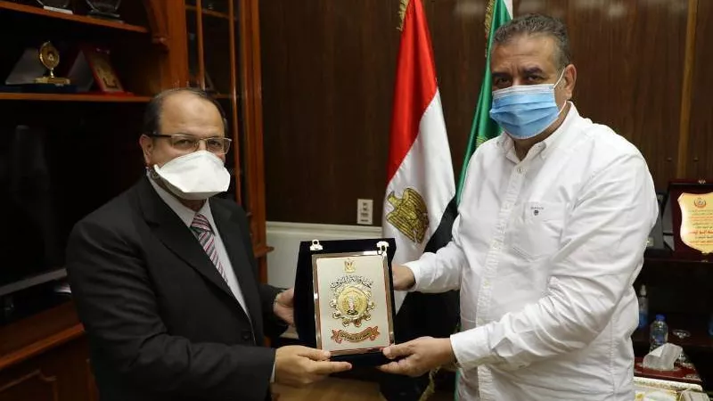 محافظ المنوفية يكرم الدكتور نصيف العفيفى وكيل وزارة الصحة السابق