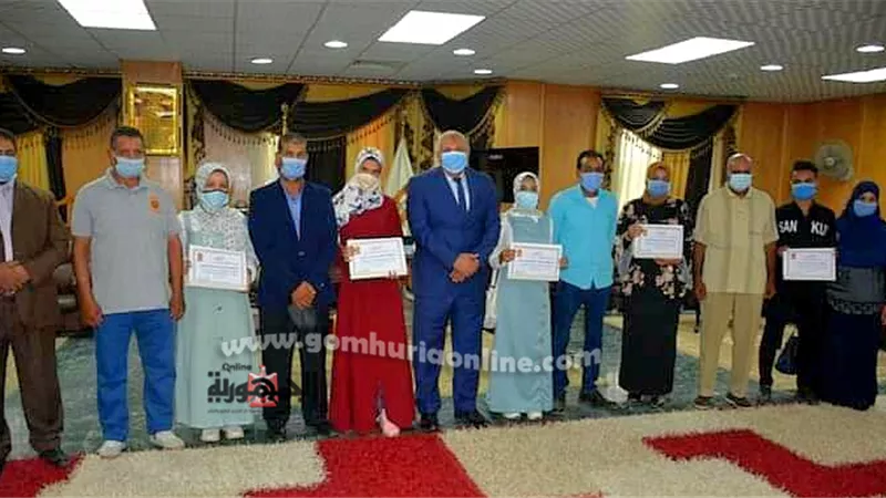 محافظ الوادى الجديد يمنح 70 ألف جنيه مكافأة لأوائل الدبلومات الفنية على الجمهورية.صور