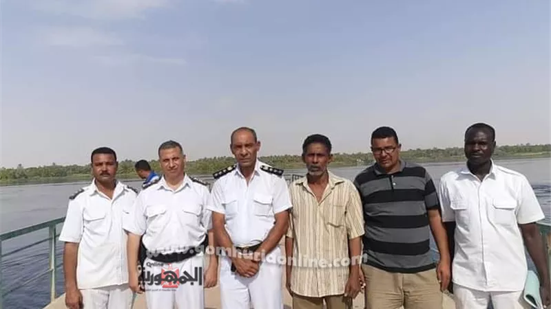 احتواء بقعة زيتية متسربة إلى النيل بقرية فطيرة شمال اسوان