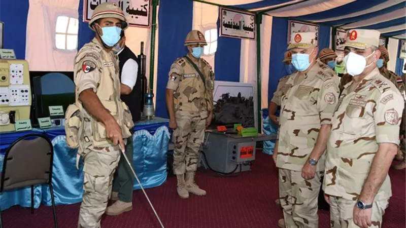 رئيس أركان حرب القوات المسلحة يشهد المرحلة الرئيسية لمشروع تكتيكى بجنود بالذخيرة الحية
