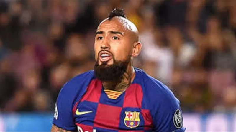 بعد خروجه من حسابات كومان.. فيدال يريد الانتقام من برشلونة