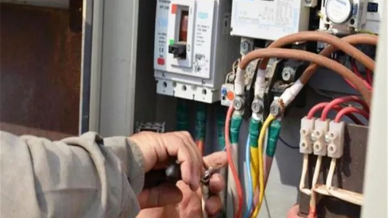ضبط فنى وكهربائى استوليا على مهمات الكهرباء بقنا
