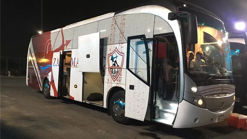 حافلة الزمالك تصل ستاد القاهرة استعداداً لمواجهة طلائع الجيش بالدورى.. صور