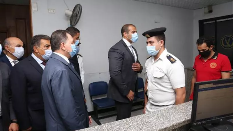فى جولة مفاجئة لوزير الداخلية بأقسام العجوزة والتجمع .. توجيهات بالتيسير على المواطنين واليقظة التامة لتحقيق الامن