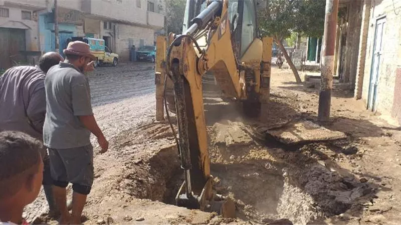 انقطاع المياه عن عدة مناطق بدشنا نتيجة كسر مفاجئ بمدخل قرية أبومناع