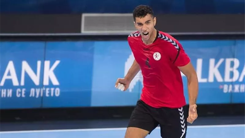أول تعليق من لاعب الزمالك بشأن صفعه حارس الأهلى