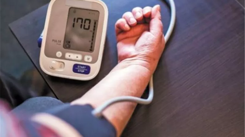 لمراقبتة وان لم تشعر بأعراضه ..فئات معرضة لضغط الدم المرتفع