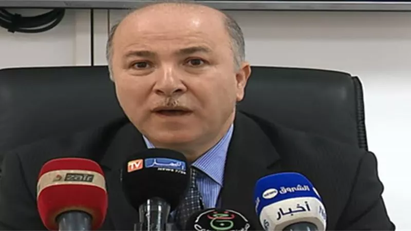 وزير المالية الجزائري يعد بحل أزمة السيولة النقدية