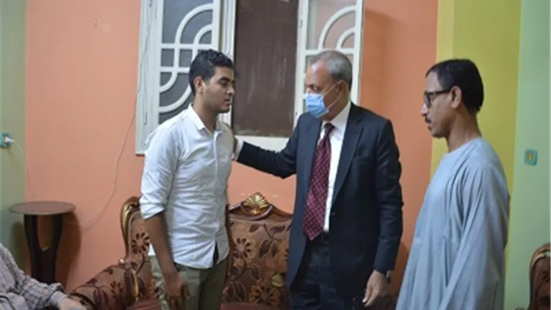 محافظ القليوبية يقدم العزاء فى شهيد الشرطة الذي ضحى بحياته لحراسة أموال البريد
