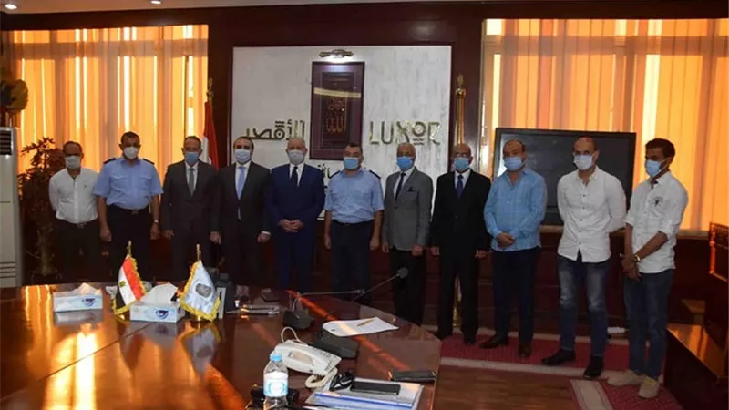 محافظ الأقصر ووفد الترسانة البحرية يتابعان مشروع إنشاء معديتين للأهالى