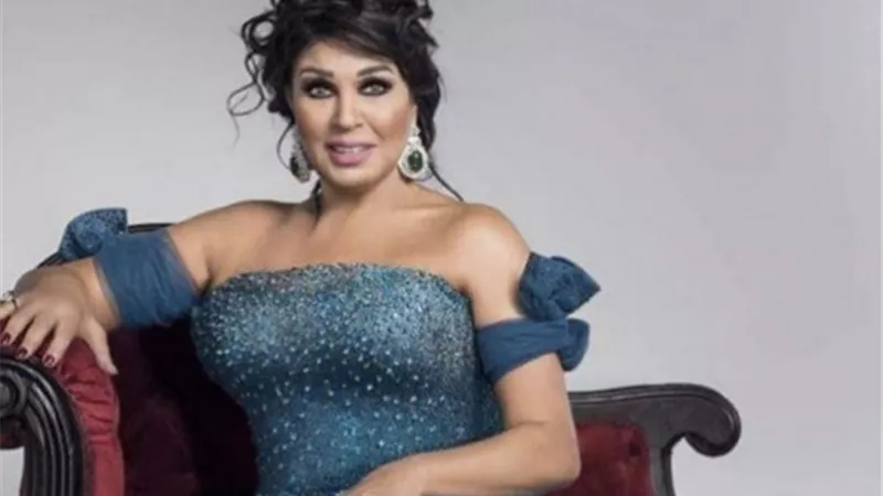 فيفى عبده تشعل السوشيال ميديا على البحر.. صور