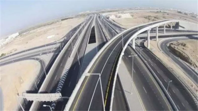 خفض معدلات الحوادث.. أستاذ طرق يُعدد أهمية تطبيق 