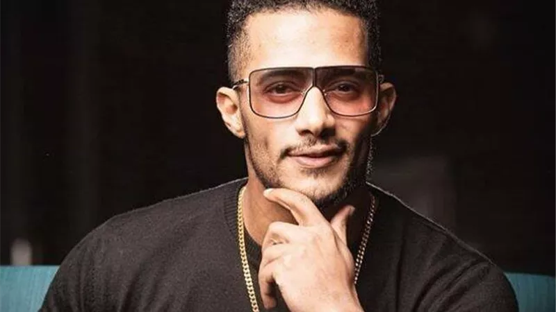 محمد رمضان يشرب ماء بقشر الذهب.. صور