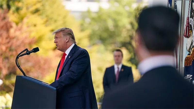 موقف مربك بين ترامب وصحفي بسبب كمامة .. فيديو