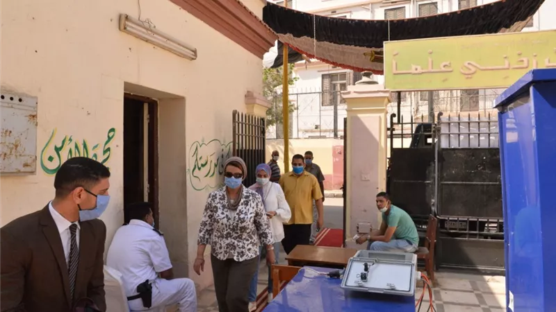 نائب رئيس جامعة أسيوط تدلى بصوتها في جولة الإعادة لانتخابات مجلس الشيوخ 2020