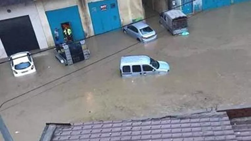 أمطار غزيرة تغرق أحياء وطرقات في العاصمة الجزائرية