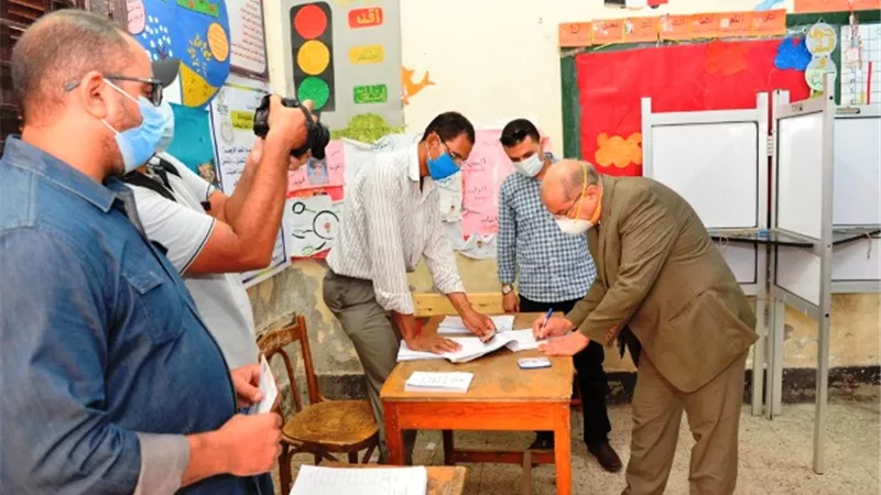 رئيس جامعة أسيوط ونائبه يدليان بصوتهما فى جولة إعادة انتخابات مجلس الشيوخ.. بالصور