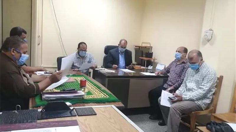 اجتماع مدير التأمين الصحى مع اللجنة النقابية للعاملين بالخدمات الصحية بالشرقية