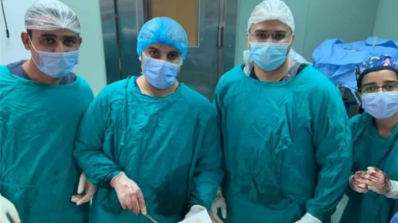 استغرقت ٤ ساعات .. فريق طبي بالقصر العيني يستخرج ٦٥٠٠ جنيه عملات ورقية من بطن مريض