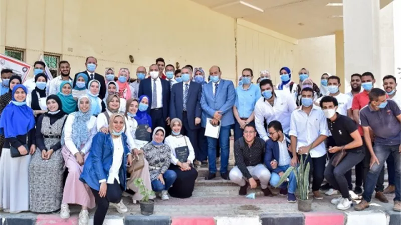 رئيس جامعة بني سويف يشهد مشروعات تخرج أول دفعة لكلية علوم ذوي الإعاقة