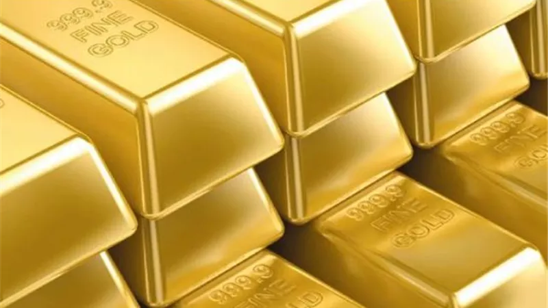 الذهب يهبط بفعل صعود الدولار والأنظار على اجتماعات بنوك مركزية