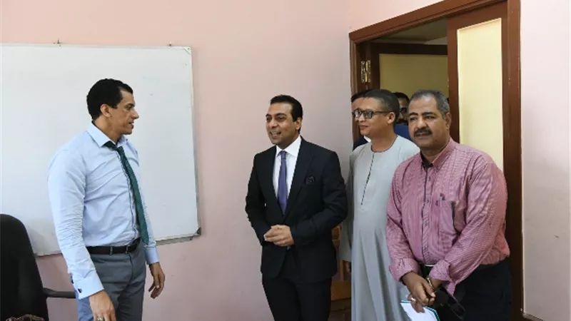 نائب محافظ قنا يتفقد لجان إنتخابات الإعادة بدشنا وقوص .صور