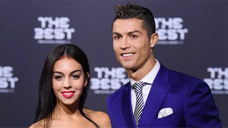 مفاجأة.. كريستيانو رونالدو يعلن موعد اعتزاله ويفاجئ روجينا بالزواج