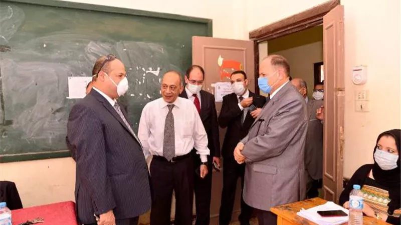 محافظ أسيوط ورئيس متابعة انتخابات الشيوخ يتفقدان لجان حي شرق وسط تطبيق للإجراءات الإحترازية .صور