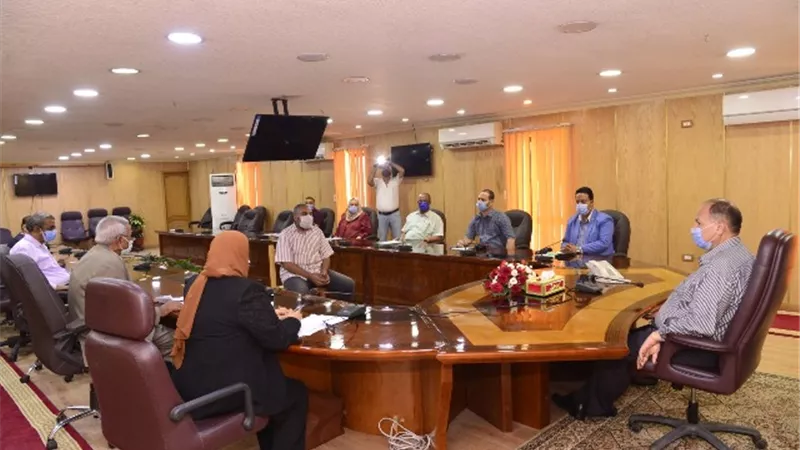 محافظ أسيوط يلتقي المواطنين ويوجه بحل مشاكلهم