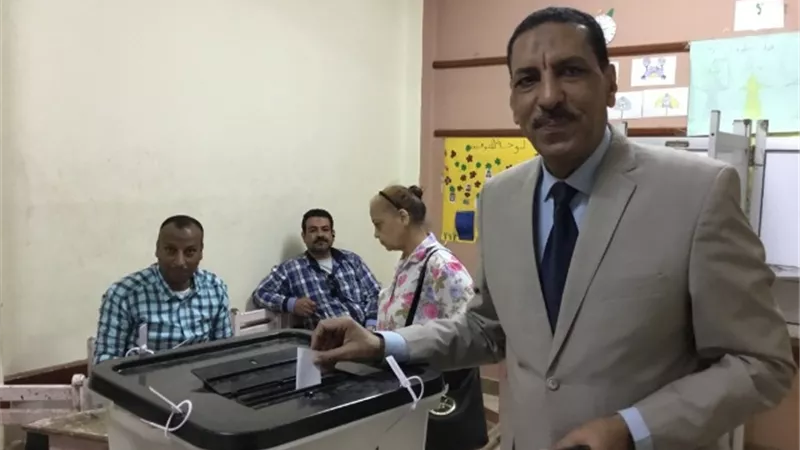 نقيب مهندسي أسيوط يدلي بصوته في جولة الإعادة بالشيوخ 2020 .صور