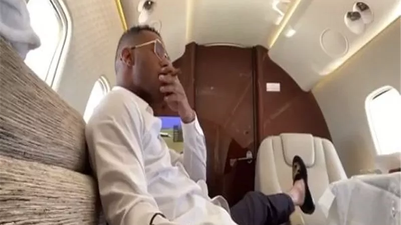 محمد رمضان يستعرض طائرته الخاصة خلال عودته من دبى.. فيديو