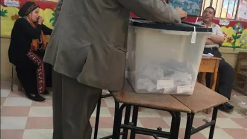 سلامة وكيل تعليم القليوبية يدلي بصوته بمدرسة محمد فريد الابتدائيه ببنها