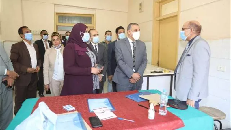 محافظ سوهاج يتفقد مقر اللجنة العامة وعددًا من لجان إعادة الشيوخ