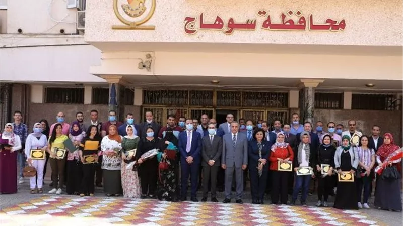محافظ سوهاج يكرم 37 من العاملين بالقطاع الطبي تقديرا لجهودهم