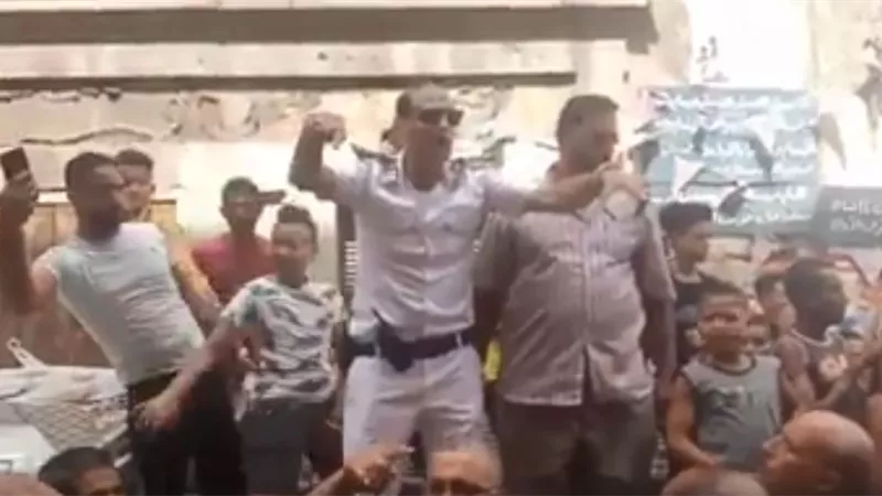 بالفيديو.. ضابط شرطة يحول احتجاجات باعة سوق السبع بنات بالإسكندرية إلى هتاف 