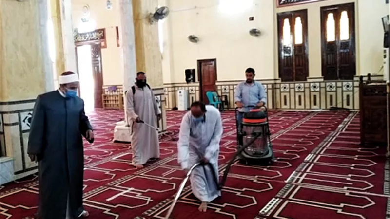 وكيل الأوقاف يقود حملة موسعة لتعقيم ونظافة مساجد الوادى الجديد