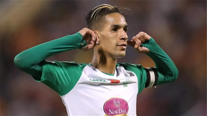 الأهلي يستقر على التعاقد مع نجم دفاع الرجاء المغربي