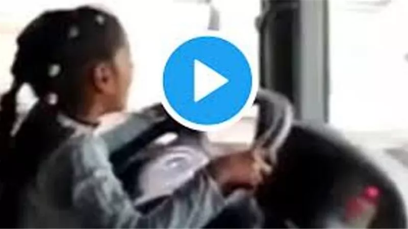 شاهد.. فيديو كارثي.. طفلة مصرية تقود شاحنة على الطريق السريع