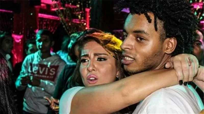 زوجة اوكا تسخر منه بسبب صورة فى التسعينات.. شاهد