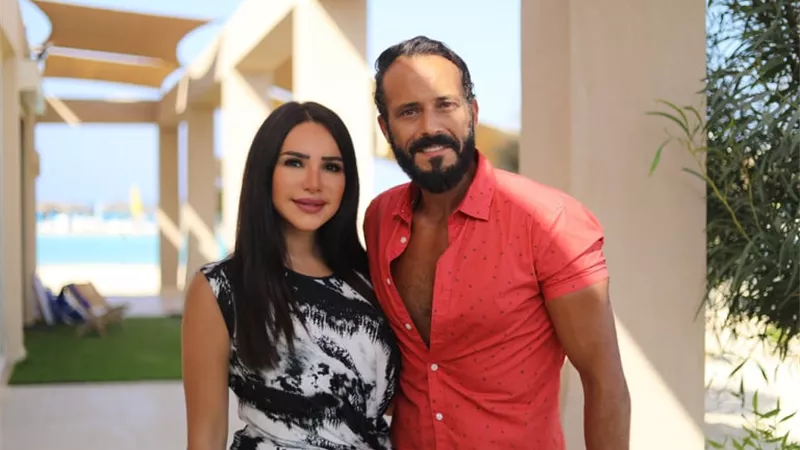 باغنية للهضبة .. يوسف الشريف يتغزل فى زوجته.. صور