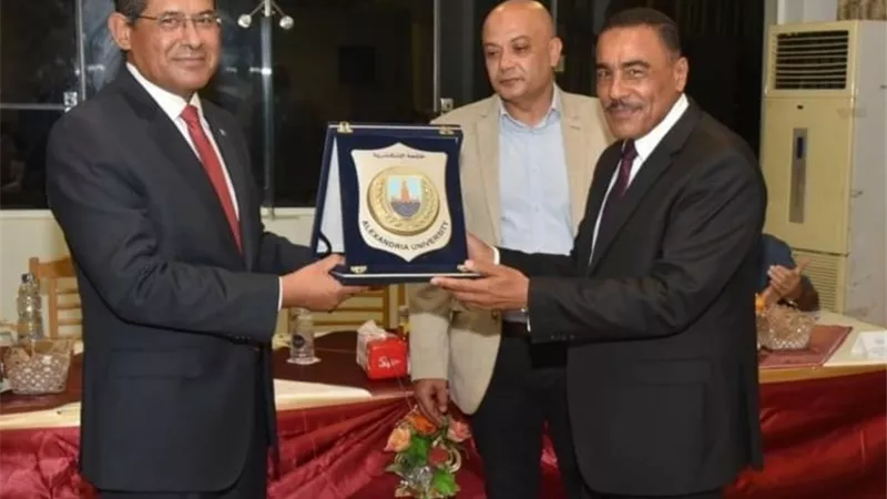 محافظ مطروح يكرم اعضاء قافلة جامعة الإسكندرية الطبية الخدمية المتكاملة.