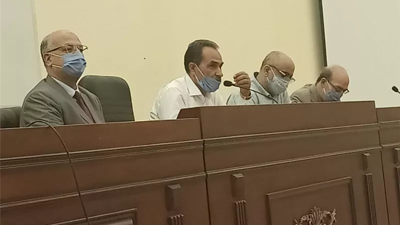 رئيس جهاز الفيوم الجديدة يناقش مع العاملين بالجهاز سبل تطوير منظومة العمل وتيسير إجراءات التصالح