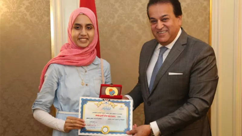 وزير التعليم العالي يكرم الطالبة الأولى على مستوى الجمهورية (مكفوفين) في الثانوية العامة
