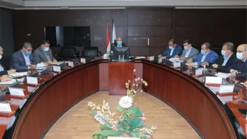 وزير النقل يعقد اجتماعاً موسعاً مع رئيس وقيادات هيئة السكك الحديدية