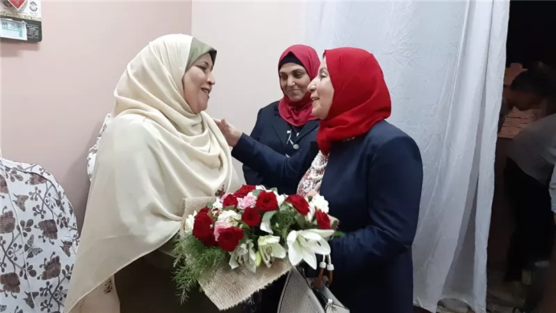 قومي المرأة يزور سيدة القطار لتقديم باقة ورد تكريما لها