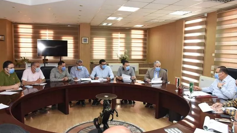 المشروعات المتعثرة في الصرف الصحي والأبنية التعليمية على مائدة محافظ الشرقية