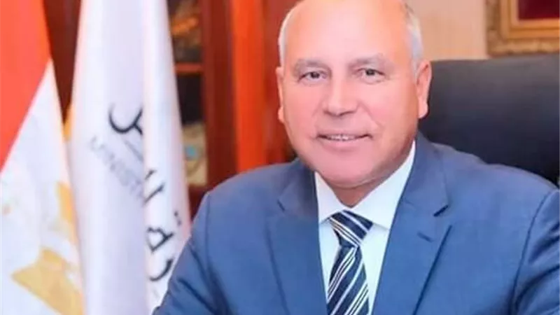 وزير النقل يمنح سيدة القطار اشتراك سنوى مدى الحياة