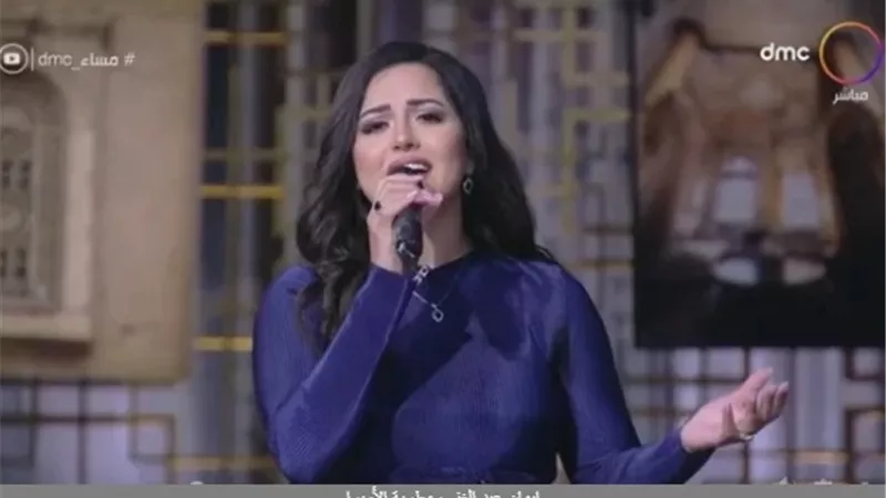 بعد موقفها النبيل .. مطربة الأوبرا تهدي سيدة القطار أغنية على الهواء